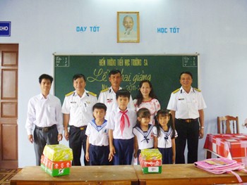 Opening ceremony of the new school year 2011-2012, held on Truong Sa (Spartly) Islands (Photo: VnMedia)